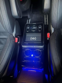 Staufach Mittelkonsole für Mercedes Vito W447 ab 2014 + Induktions Ladeschale Schwarz mit Chromapplikationen mit RGB LED + Multi USB