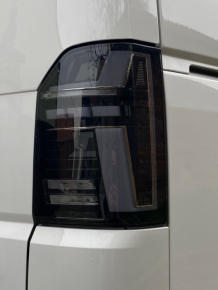 Facelift-Design LED-Rückleuchten Klarglas Schwarz passt für VW T5 ab 2009-2015