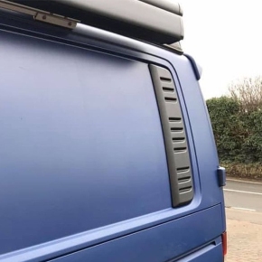 Fensterblenden hinten Airvents Look passt für VW T5.1 / T6 ab Baujahr 2009-2020